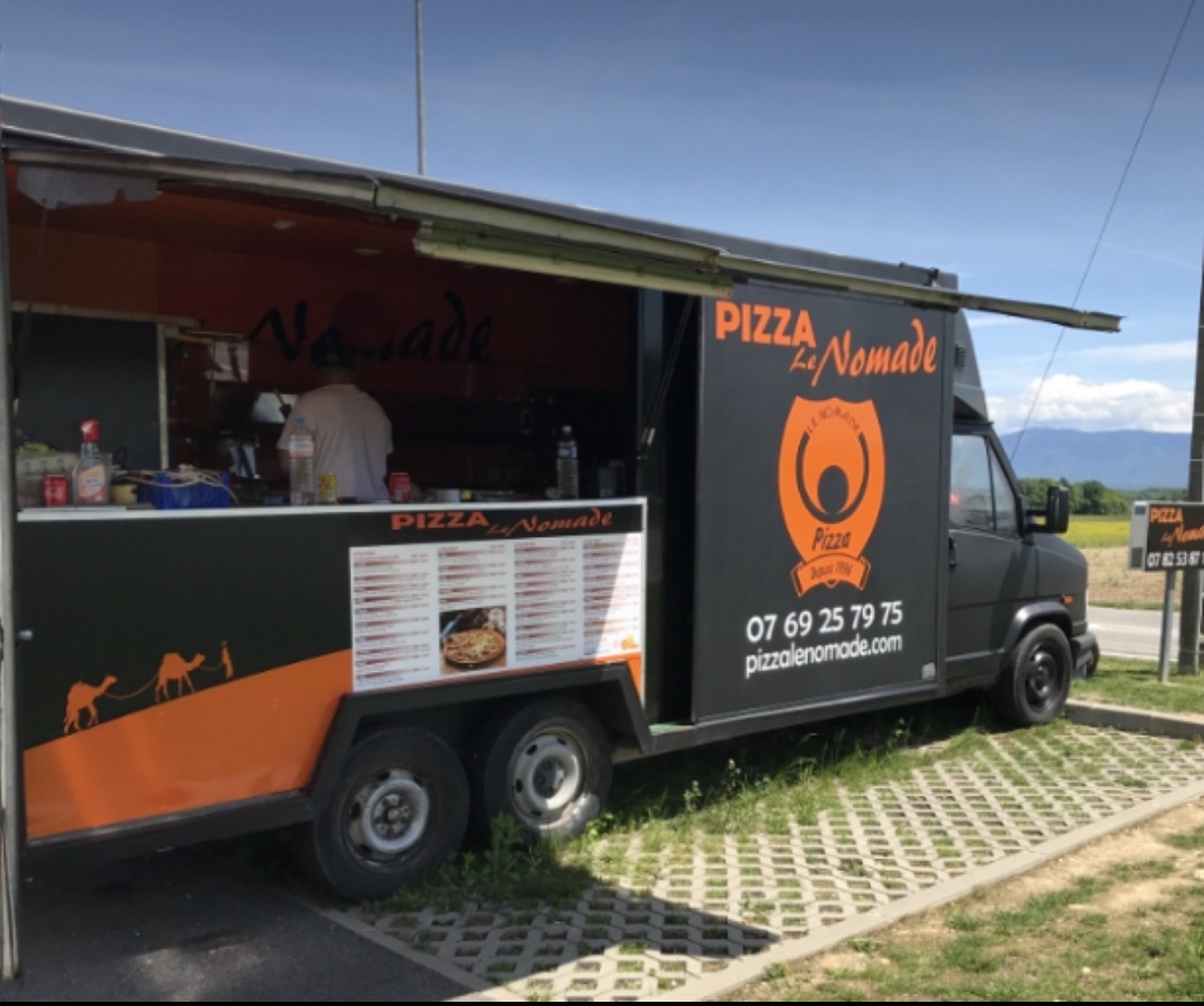 Premier camion noir et orange Pizza Le Nomade